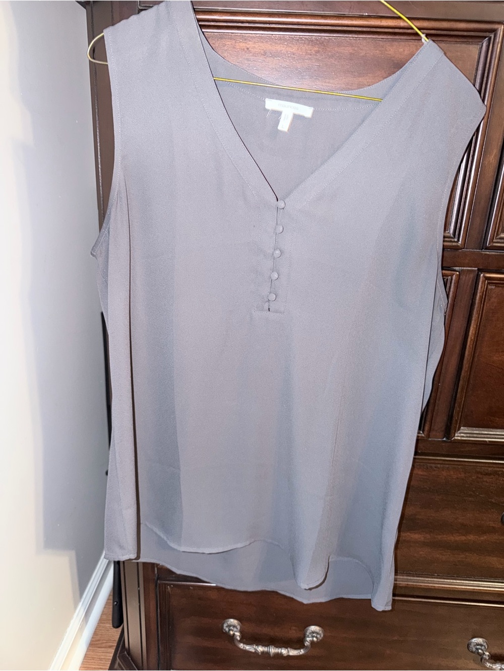 Classic Sleeveless V-Neck Shell Top in Gray